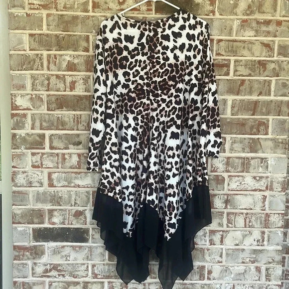 Amzplus Animal print Angled Hem V-neck Tunic Top - Picture 9 of 9